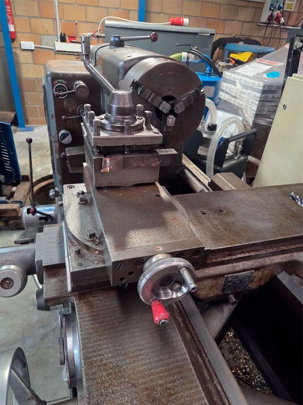 Torno convencional marca Amutio Modelo HB575